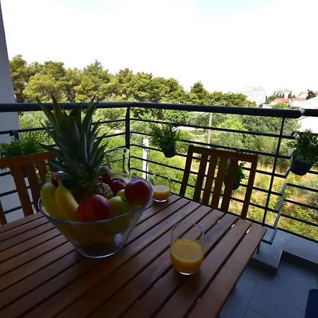 Johnny With Private Parking Appartement