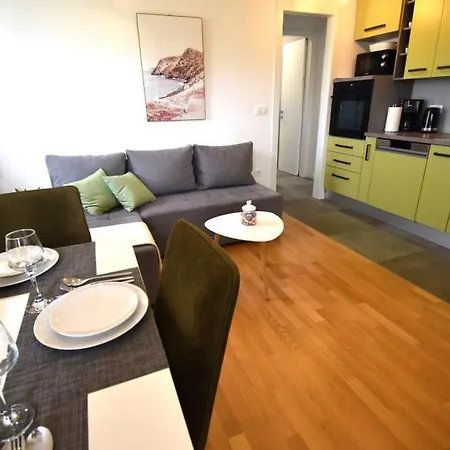 Johnny With Private Parking Appartement